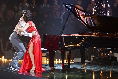 Khatia Buniatishvili in besagten roten Kleid mit Stephane Lambiel bei Art on Ice in Zürich